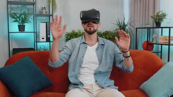 man använder sig av virtuell verklighet trogen teknologi headsetet till spela simulering 3d spel på Hem video