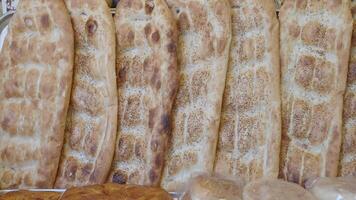 ein Sortiment von frisch gebacken traditionell Fladenbrot elegant vorgestellt zum visuell Beschwerde video