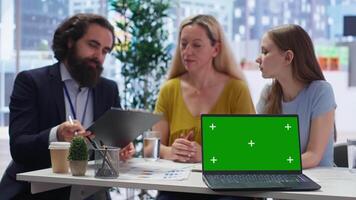 finanziario consulente presentazione finanziario guida per i clienti utilizzando verde schermo il computer portatile. agente nel ufficio assistere clienti con investimento portafoglio gestione aiutato di croma chiave taccuino, telecamera B video