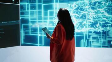 specialista parlando a globale conferenza, esplorando soggetti come come impresa ai, macchina apprendimento, sicurezza, etico ai, in profondità apprendimento, dati ecosistemi e naturale linguaggio in lavorazione, telecamera un' video