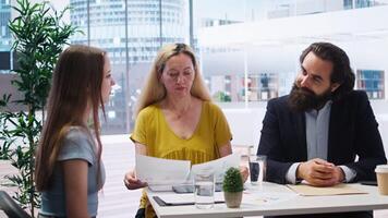 finansiell rådgivare diskuterar med klienter handla om betydelse av budgetering i inkomst planera och förvaltning bearbeta. familj utforska bäst praxis för byggnad pengar sparande vanor, kamera en video