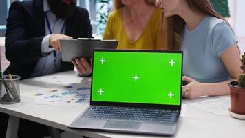 finanziario consigliere assistere clienti nel ambientazione su investimento conti con isolato schermo computer portatile, vicino su. consulente usi finanziario pianificazione Software su croma chiave taccuino per Aiuto famiglia, telecamera un' video