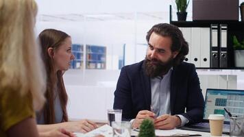 förälder och barn ser över personlig planera guide skriven förbi finansiell rådgivare under möte. konsult optimerande utgifterna vanor av klienter begärande hjälp, kamera b video