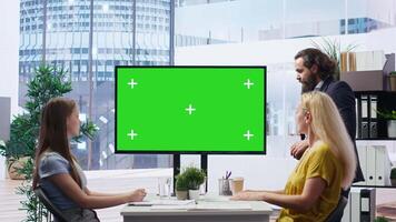 mäklare i kontor erbjudande finansiell råd till kunder, ser på forex index värden på grön skärm visa. finansiell rådgivare analyserar kunder marknadsföra aktier på krom nyckel enhet, kamera b video