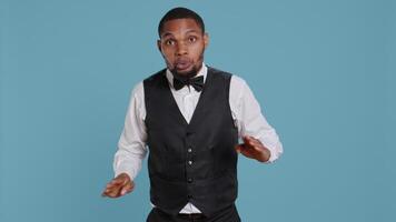 irriterad hotell concierge personal uttrycker en sluta tecken och som visar hans ogillande intill något, håller på med avslag symbol. negativ anställd vägrar och avvisande en sak. kamera b. video