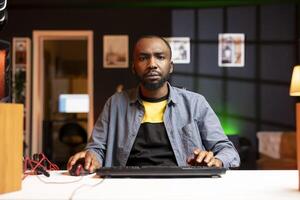 africano americano hombre luchando a derrota oponentes mientras jugando esports competencia, infeliz con su actuación. trastornado bipoc jugador perdiendo mientras compitiendo en multijugador videojuego foto