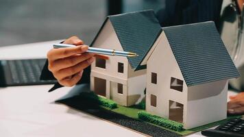 real estate agent Delivering sample homes to customers, mortgage loan contracts. Make a contract for hire purchase and sale of a house. and home insurance contracts, home mortgage loan concepts video