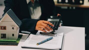 real estate agent Delivering sample homes to customers, mortgage loan contracts. Make a contract for hire purchase and sale of a house. and home insurance contracts, home mortgage loan concepts video