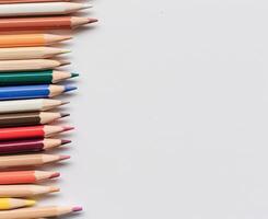 Whiten the surface from above with colored pencils along the top edge. photo