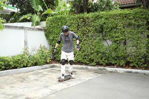 Man playing skateboard photo
