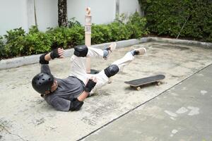 Man playing skateboard photo
