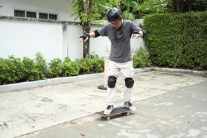 Man playing skateboard photo