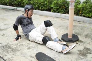 Man playing skateboard photo