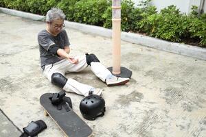 Man playing skateboard photo