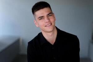 retrato cerca arriba contento riendo gracioso alegre despreocupado positivo Hispano indio barbado hombre étnico chico masculino empresario risa ruidoso sincero sonrisa con broma humor teniendo divertido adentro la risa humorístico foto