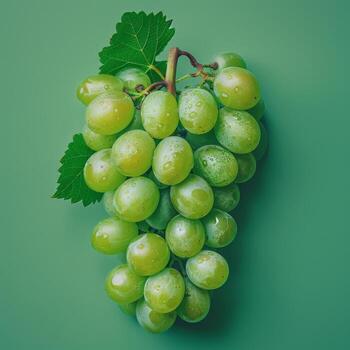 racimo de verde uvas con hojas en verde antecedentes foto