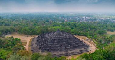 aéreo Visão zangão hiper lapso. borobudur têmpora dentro Java ilha, Indonésia. a beleza do majestoso budista têmpora borobudur. mahayana budista têmpora arquitetura dentro Magelang dentro Java, Indonésia. video