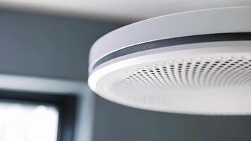 ingrandito Immagine di un' inteligente Fumo rivelatori Fumo sensore con un' finemente ingranato schermo per rilevamento anche il il più piccolo particelle video