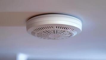zoomade in se av de smart rök detektorer mikrofon sensor kapabel av detekterings de ljud av en rök larm från Övrig enheter och varnar de användare video