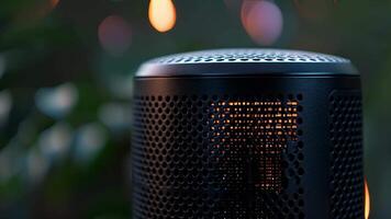 en detaljerad se av en Hem assistenter mikrofon som visar de Avancerad brusreducering teknologi den där tillåter för klar och exakt röst kommandon även i högljudd miljöer video