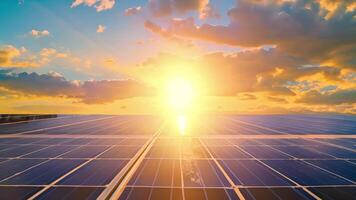 un ver de el solar paneles en el techo con el Dom brillante brillantemente en el antecedentes video