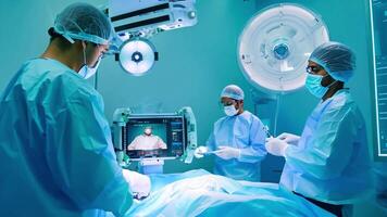 médico equipo en moderno operando habitación realizar el cirugía con el ayuda de un experto llamar. video