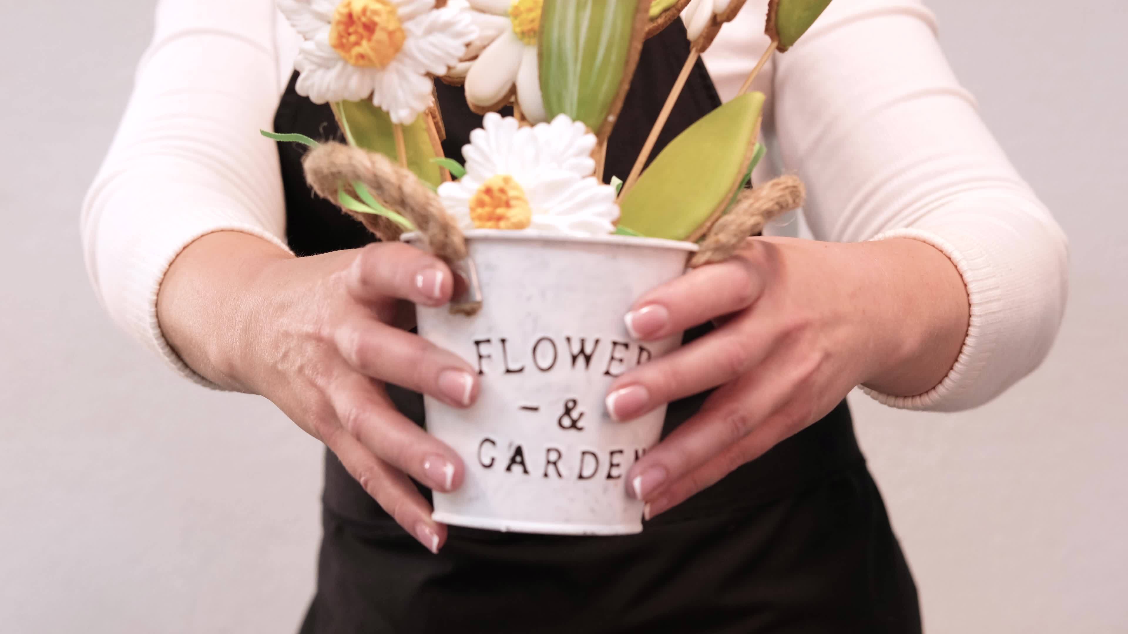 ein Frau im ein schwarz Schürze zeigt an ein Dessert im das bilden von ... ein Frau im ein schwarz Schürze zeigt an ein Dessert im das bilden von ...