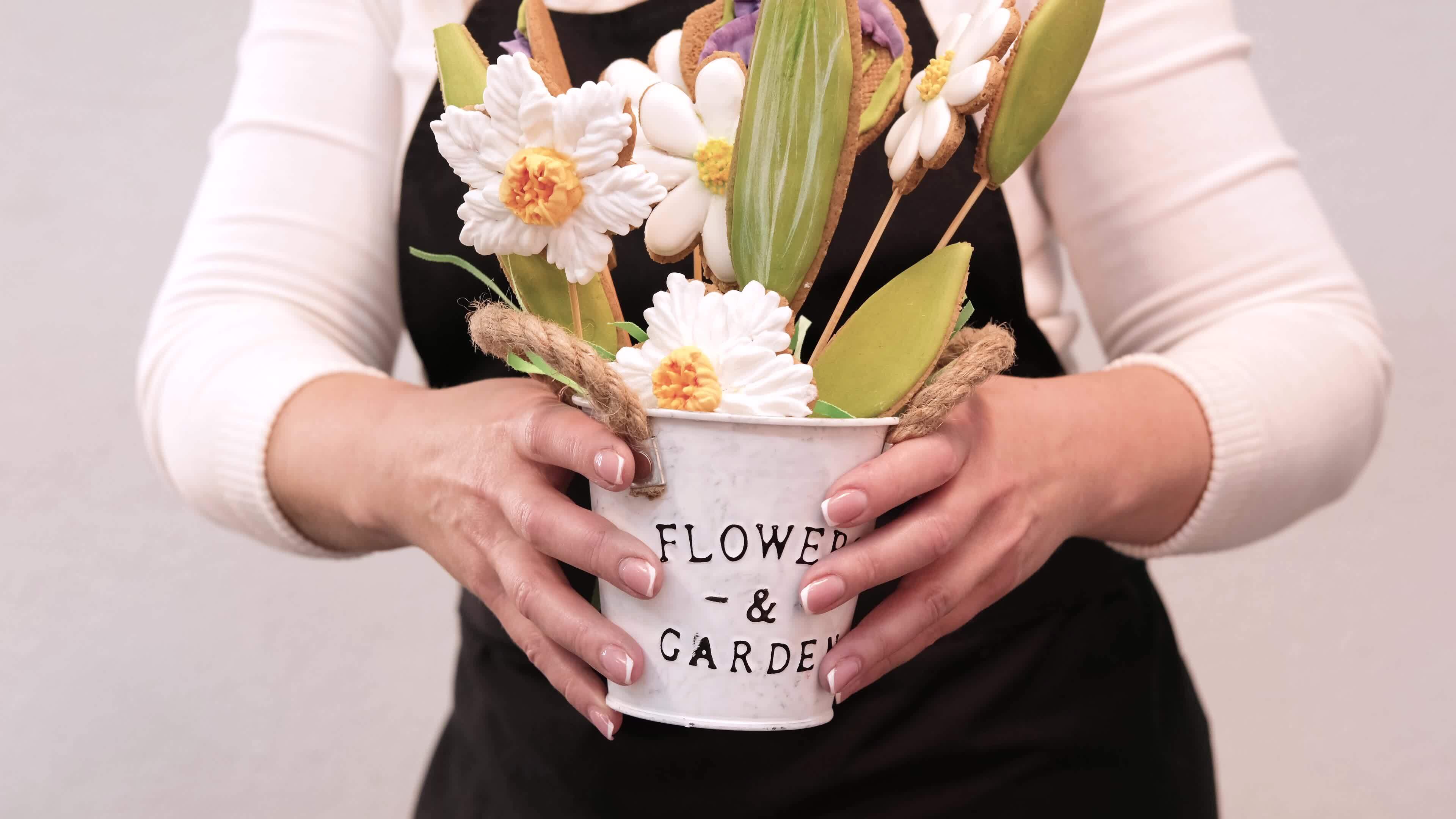 ein Frau im ein schwarz Schürze zeigt an ein Dessert im das bilden von ... ein Frau im ein schwarz Schürze zeigt an ein Dessert im das bilden von ...