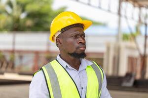 ingeniero hombre en sombreros duros trabajando a construcción sitio, capataz comprobación proyecto a el prefabricado hormigón fábrica sitio foto