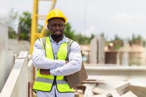 ingeniero hombre en sombreros duros trabajando a construcción sitio, capataz comprobación proyecto a el prefabricado hormigón fábrica sitio foto