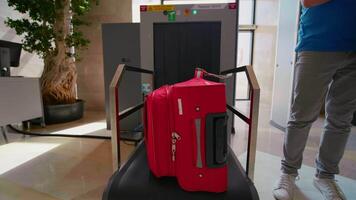 bagagem raios X digitalização dentro hotel. hotel segurança ao controle. video