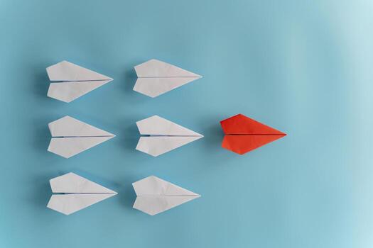 exitoso liderazgo concepto rojo líder papel avión y seguido por un blanco avión en un azul antecedentes foto