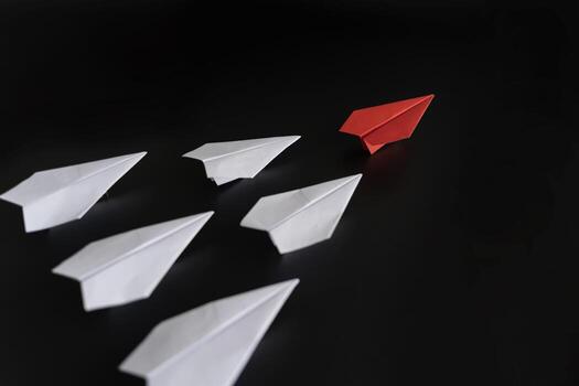 exitoso liderazgo concepto rojo líder papel aviones y seguido por blanco blanco aviones foto