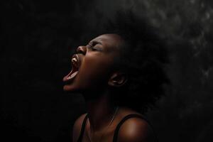 poderoso imagen de un mujer gritando, expresando crudo emoción en contra un oscuro antecedentes foto