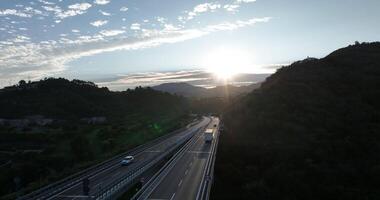 antenne visie Aan snelweg brug in de Italiaans bergen video