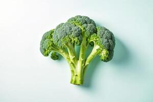 Fresco brócoli floretes en un verde antecedentes foto