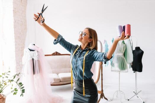 retrato de hembra vestir fabricante en pie a su taller y participación Sastre cinta. exitoso adulto negocio mujer empleado a su propio negocio foto