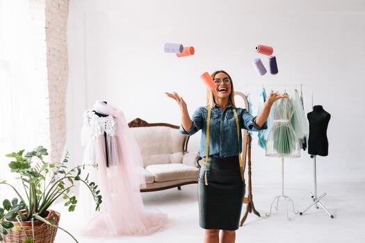 retrato de hembra vestir fabricante en pie a su taller y participación Sastre cinta. exitoso adulto negocio mujer empleado a su propio negocio. foto