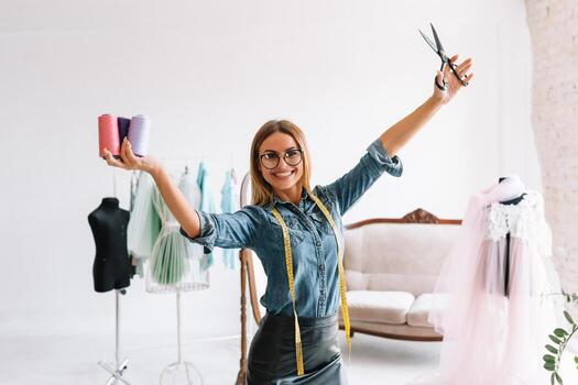 retrato de hembra vestir fabricante en pie a su taller y participación Sastre cinta. exitoso adulto negocio mujer empleado a su propio negocio foto