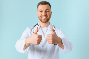 Horizontal banner of smiling young doctor ready to help patients with health problems, isolated on blue background with copy space. photo