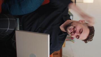 muito feliz jovem cara trabalhando em computador portátil comemoro sucesso ganhar dinheiro dentro loteria pegue conectados Boa notícia video