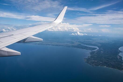 en vuelo belleza, el avión ala ver desde tu ventana asiento, un viaje mediante el cielo. foto