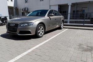 minsk, bielorrusia julio, dieciséis, 2024 - cómodo alemán coche audi foto