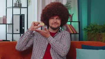 uomo azione commerciante guadagno bitcoin dopo in linea monitoraggio commercio operazioni estrazione hold BTC monete video