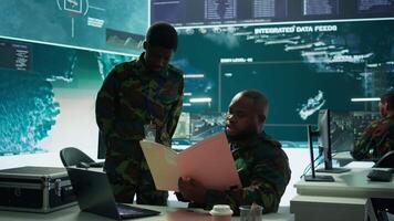 arrabbiato esercito esperto nel un' comando inviare energia base monitor satellitare filmato, urla a soldato e lancio carte. frustrato ufficiale sembra a vero tempo dati per operativo successo. telecamera b. video