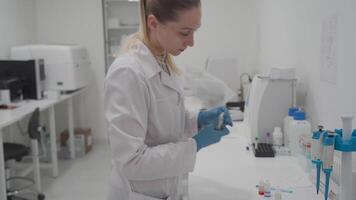 vermelho sangue célula compatibilidade mesa. doação. doador e destinatário. laboratório técnico faz sangue teste para determinar sangue tipo, rh fator, e compatibilidade. sangue gotas com diferente tipos. video