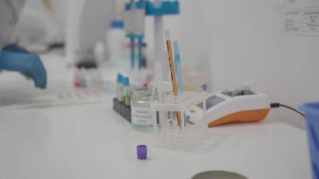 vermelho sangue célula compatibilidade mesa. doação. doador e destinatário. laboratório técnico faz sangue teste para determinar sangue tipo, rh fator, e compatibilidade. sangue gotas com diferente tipos. video