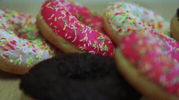 clasificado delicioso dulce multicolor rosquillas mentira en el mesa. video