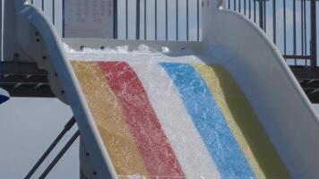 multicolorido água deslizar dentro água parque torções e voltas, oferta vibrante respingo do Diversão. água slides brilhante cores e emocionante Projeto faço isto emocionante atração para visitantes procurando aventura. video