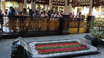 Many Muslim people make a pilgrimage to Gus Dur's grave and pray photo